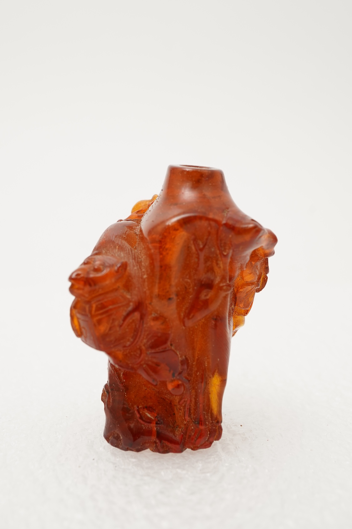 A Chinese caved amber snuff bottle, 19th century